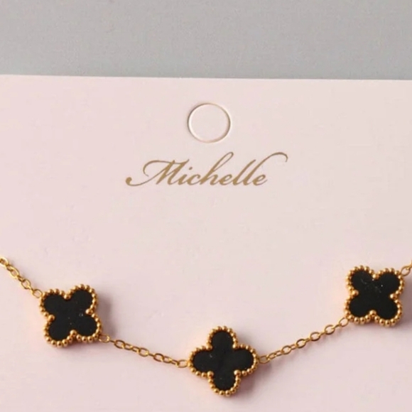 Elegant Gold and Black Clover Bracelet - Picture 2 of 3